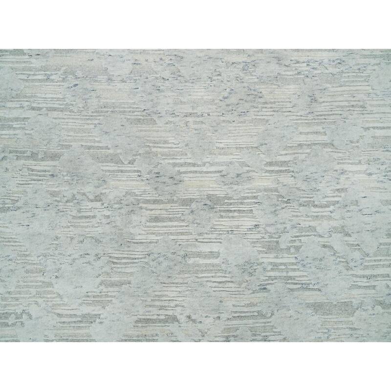 Shahbanu Rugs Platinum Gray, Hand Knotted, Modern Design, Hand Spun